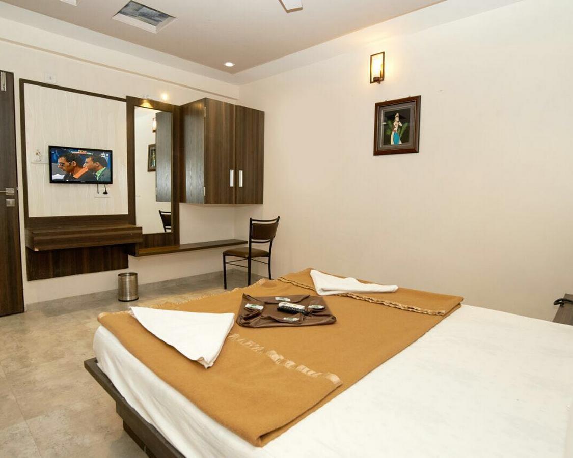 Hotel Sai Suraj Park 舍地 外观 照片