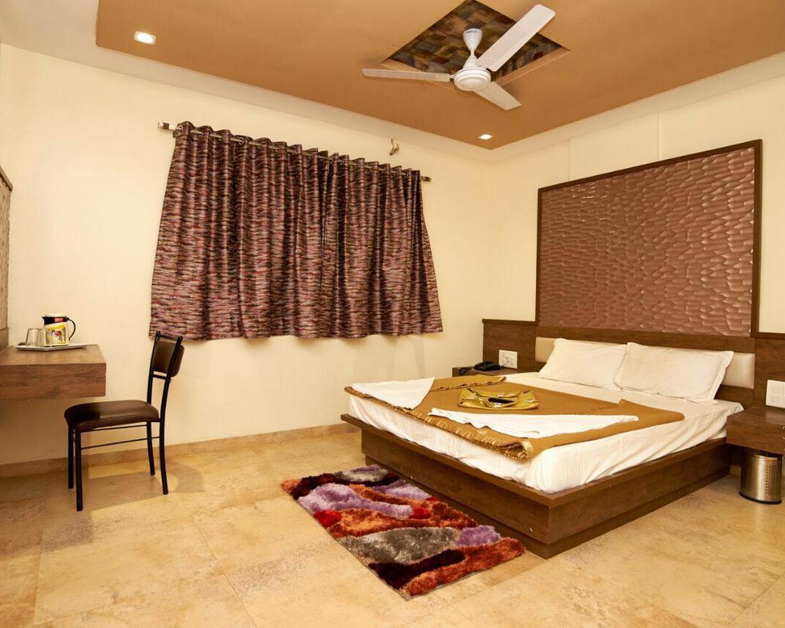 Hotel Sai Suraj Park 舍地 外观 照片