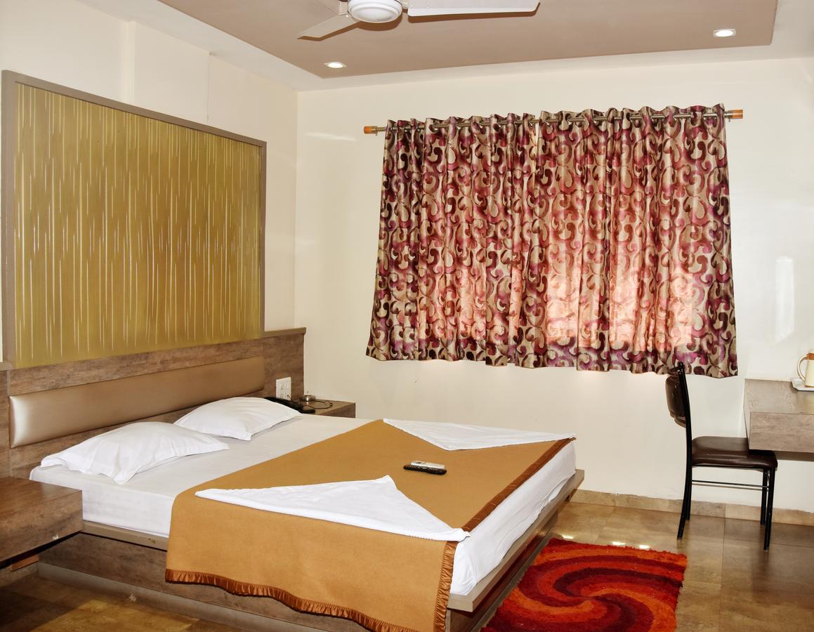 Hotel Sai Suraj Park 舍地 外观 照片