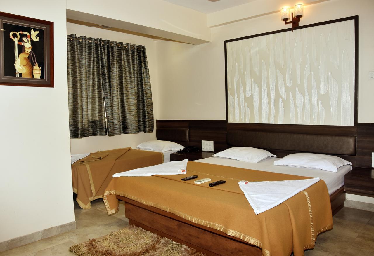 Hotel Sai Suraj Park 舍地 外观 照片