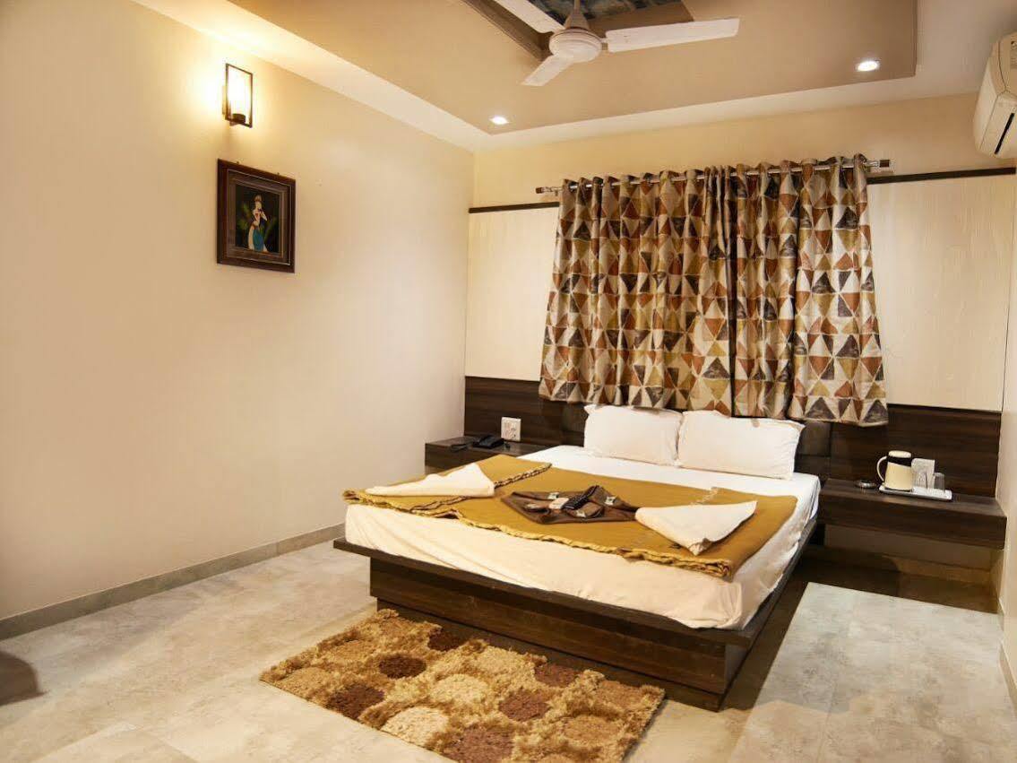 Hotel Sai Suraj Park 舍地 外观 照片