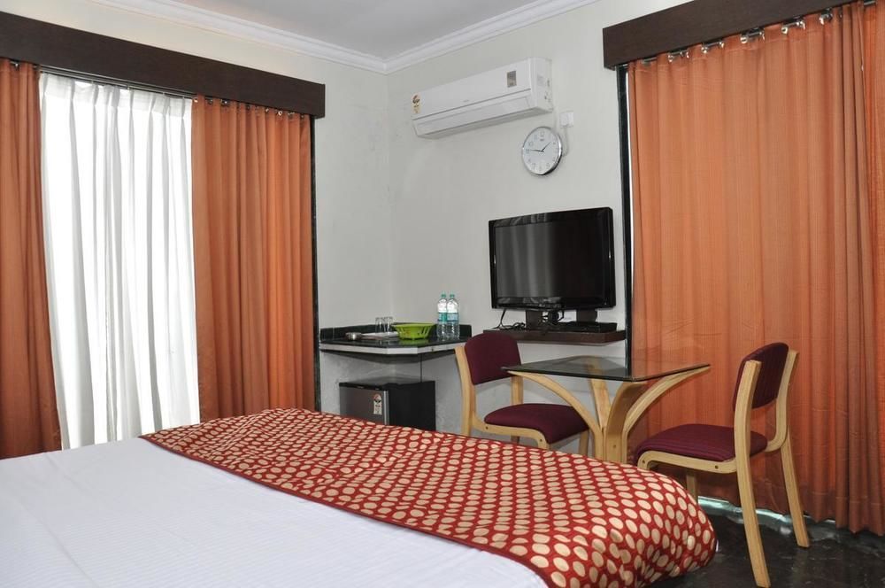 Hotel Sai Suraj Park 舍地 外观 照片