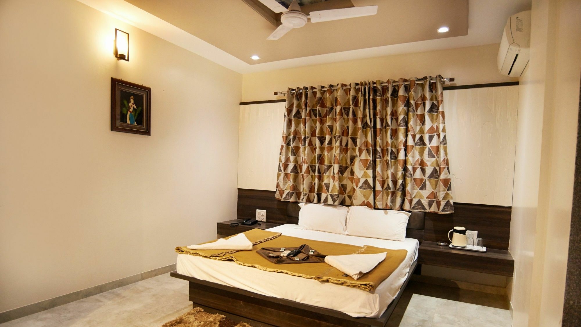 Hotel Sai Suraj Park 舍地 外观 照片