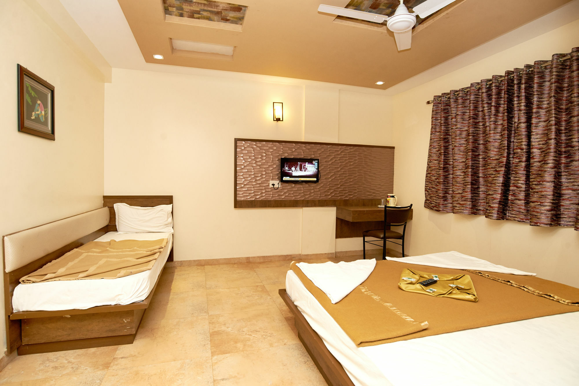 Hotel Sai Suraj Park 舍地 外观 照片