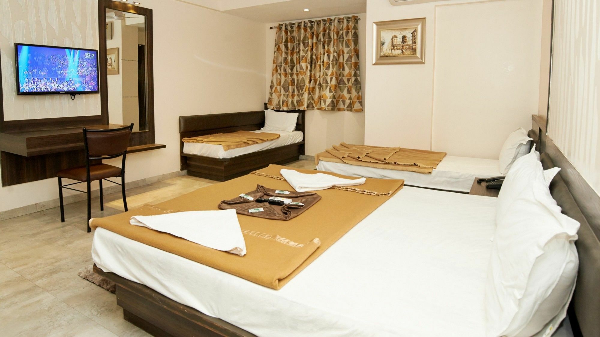 Hotel Sai Suraj Park 舍地 外观 照片