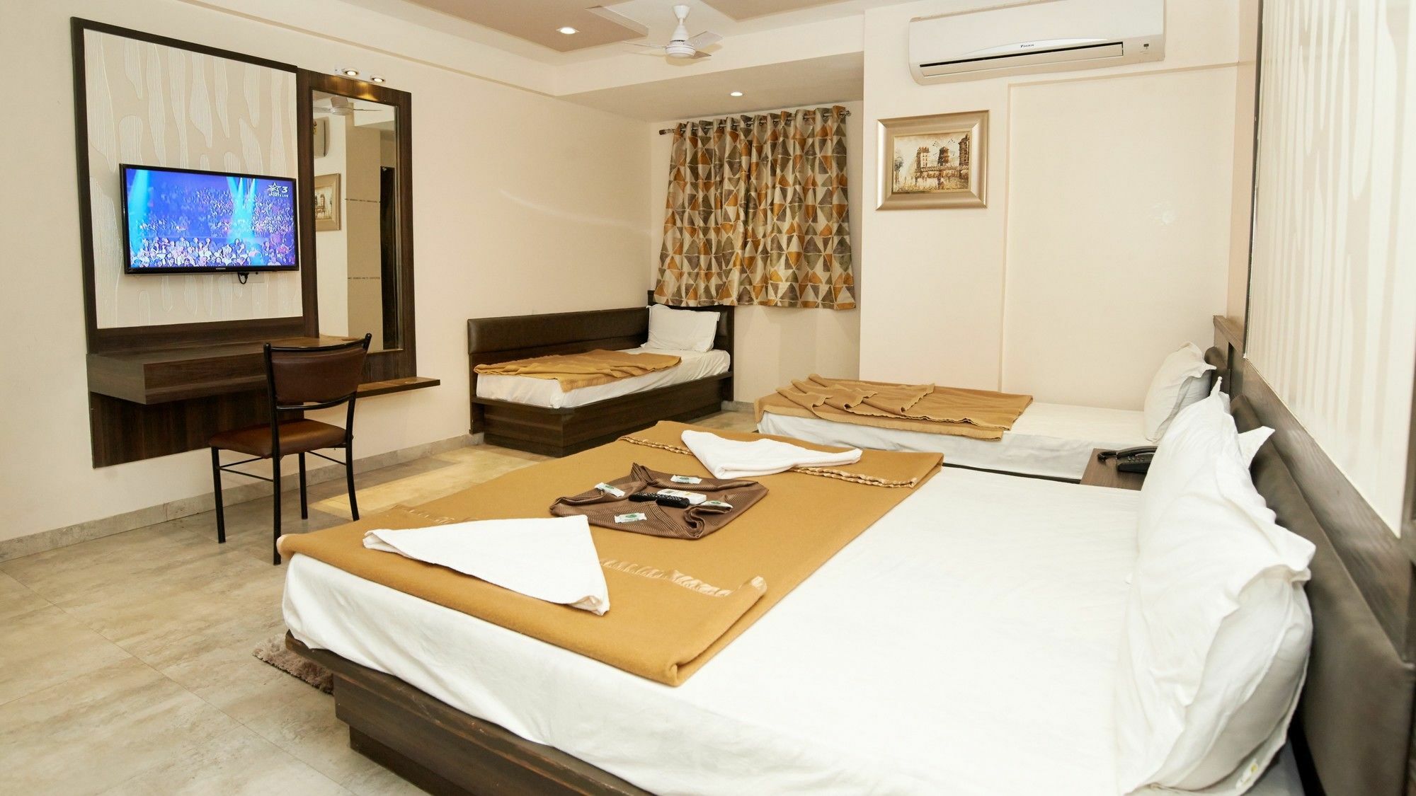 Hotel Sai Suraj Park 舍地 外观 照片