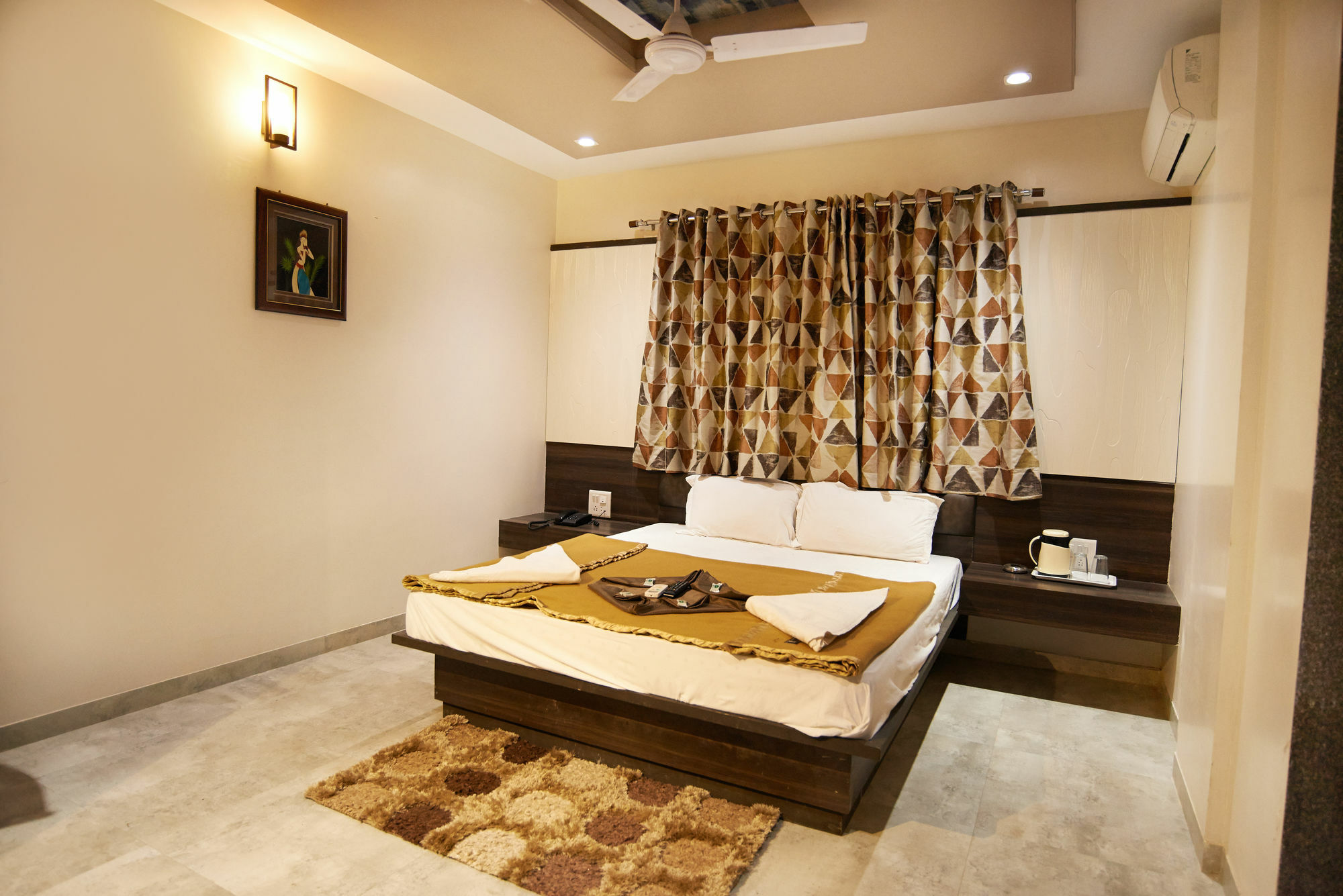 Hotel Sai Suraj Park 舍地 外观 照片