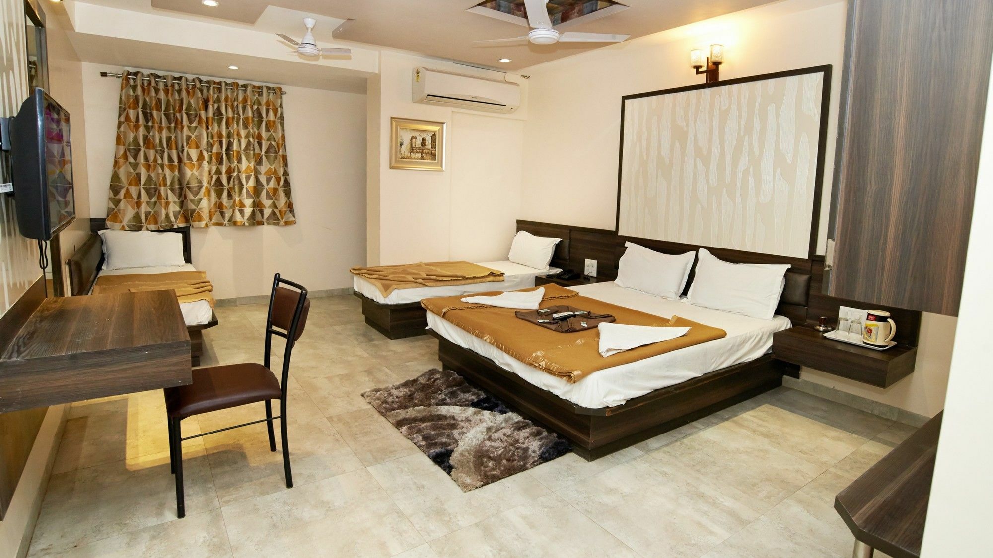 Hotel Sai Suraj Park 舍地 外观 照片