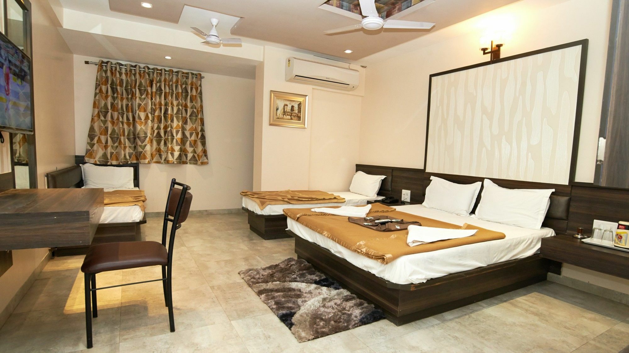 Hotel Sai Suraj Park 舍地 外观 照片